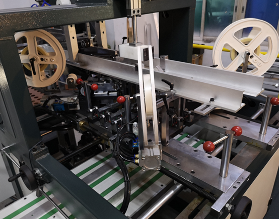 Box Corner Stay Machine / Automatic Rigid Boxes Four Corner Pasting Machine 0